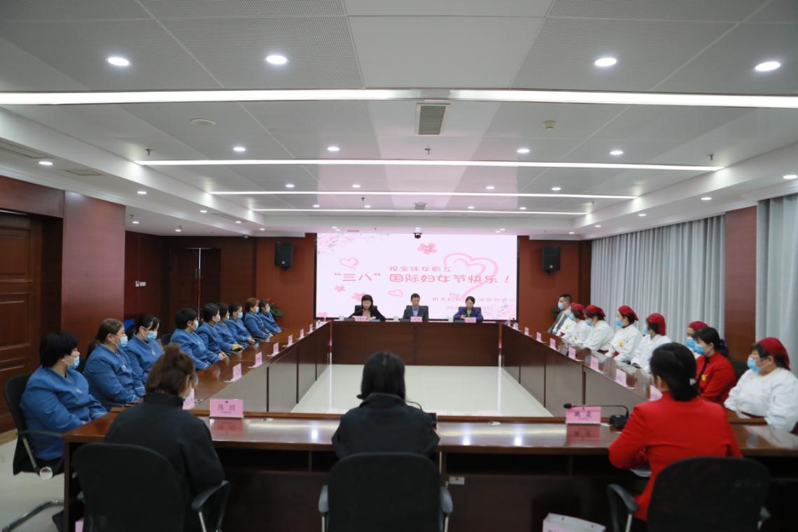 法院領導“三八”婦女節(jié)，慰問金運物業(yè)女職工